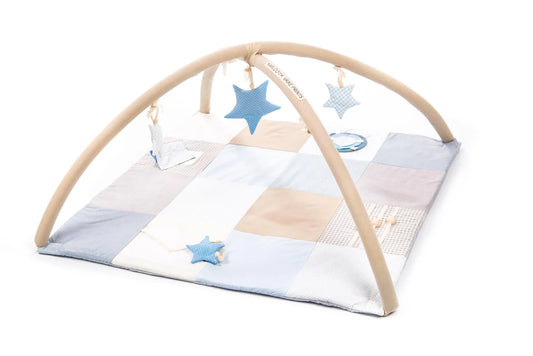 Handmade baby activity mat with star-shaped toys and arches, promoting sensory exploration and motor skills. Measures 100x100 cm, perfect for newborns and up. Crafted from eco-friendly cotton.