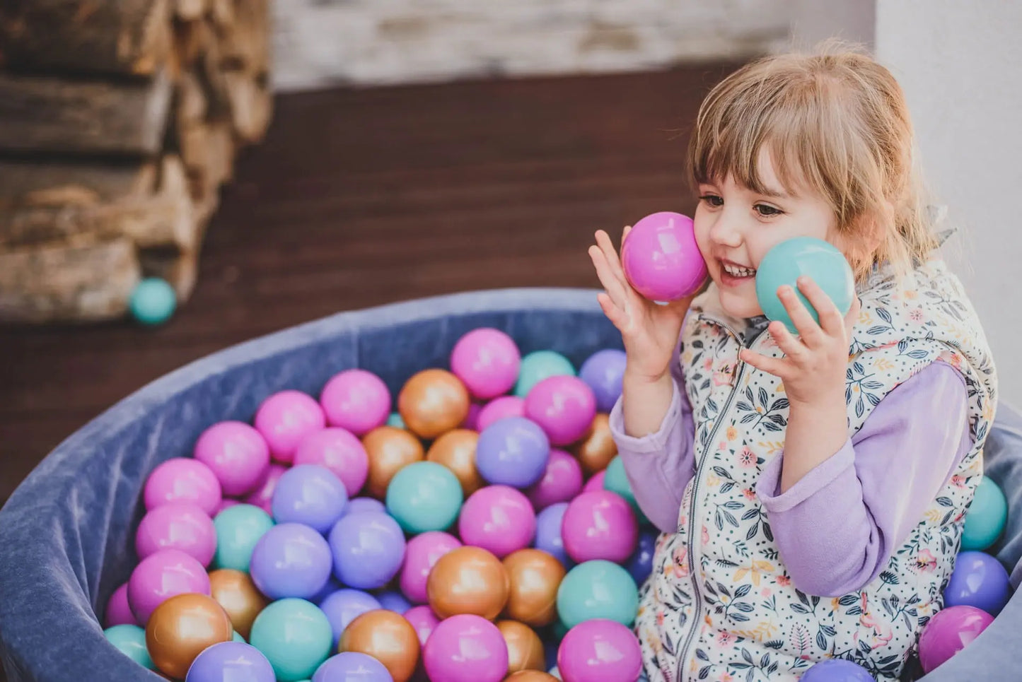 Child playing in MeowBaby® Baby Foam Ball Pit 90x90x40cm - Model Flower with 250 CE-certified safe balls. Soft foam, washable case, sensory integration therapy aid.