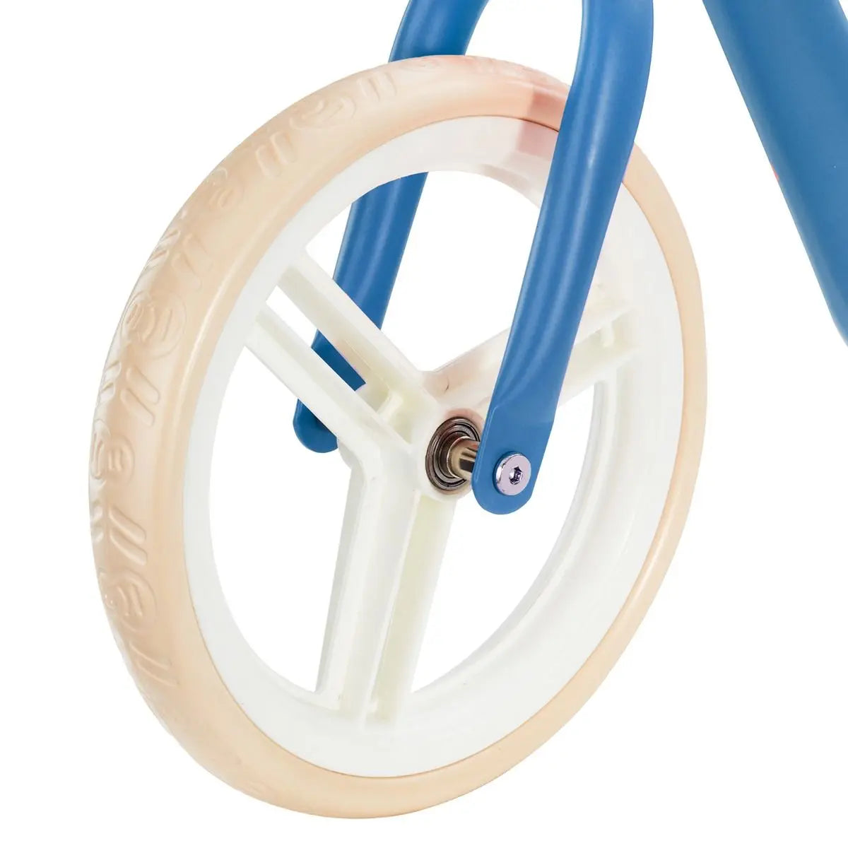 Close-up of FLY PLUS balance bike wheel with puncture-proof foam, steel fork, and magnesium frame, promoting stability and safety for young riders.