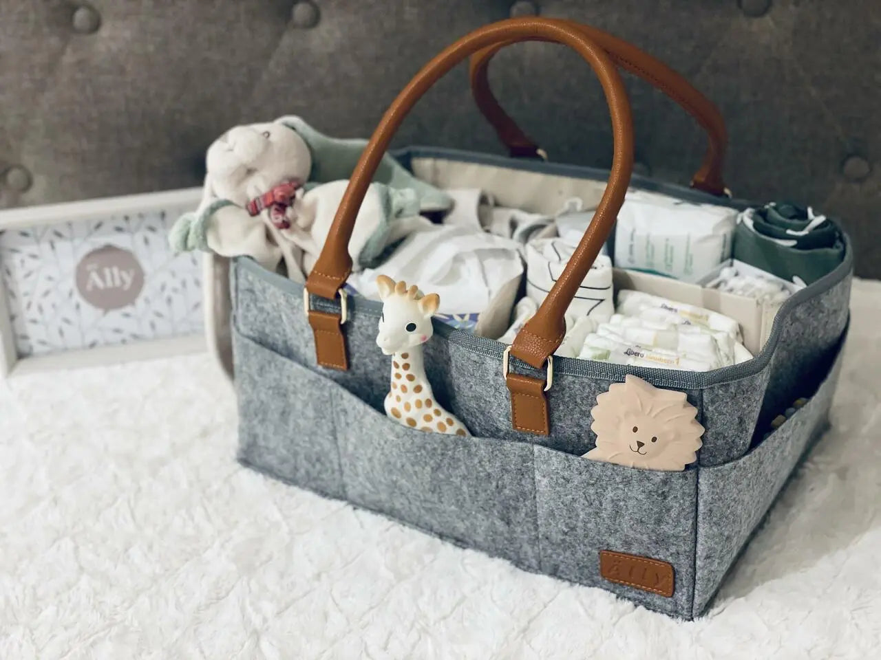 A handbag-style Storage Basket / Diaper Caddy Organizer with multiple pockets and customizable partitions for baby supplies. Lightweight, durable, and designed in Europe for organized parenting on the go.