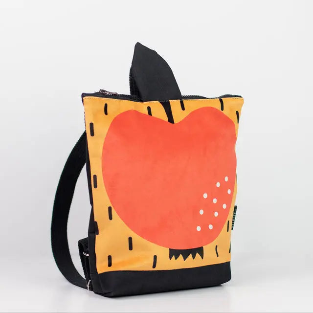 Kids backpack featuring an apple design, ideal for young adventurers. Made of velvet and waterproof polyester, with adjustable straps and zipper closure. Dimensions: 30cm height, 26cm width.