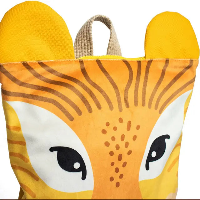 A cartoon lion-faced kids backpack in velvet and waterproof polyester, featuring adjustable shoulder straps, zipper closure, and slip pockets. Small: 29x26cm, Large: 35x30cm.