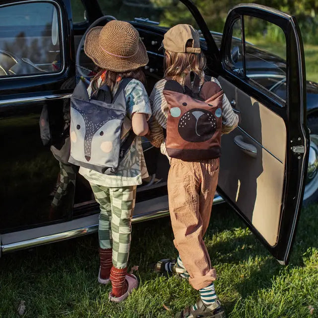 Children's backpack featuring a playful wolf design, ideal for outdoor adventures. Made of velvet and waterproof polyester, with adjustable straps and zipper closure. Available in small and large sizes.