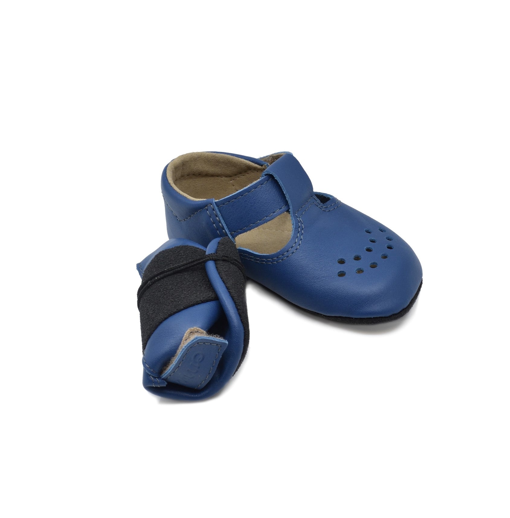 Kids' Slippers Mutsu - Blue: A pair of soft blue baby shoes with adjustable black Velcro straps, wide toe box, air holes, and anti-slip soles.