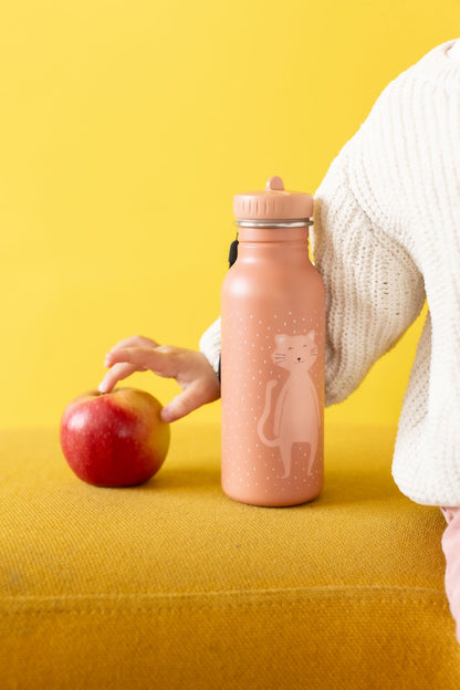 A person holding a stainless steel water bottle with a handle, featuring a kid-friendly cap. Ideal for on-the-go use. Dimensions: 20 cm x 6.5 cm.