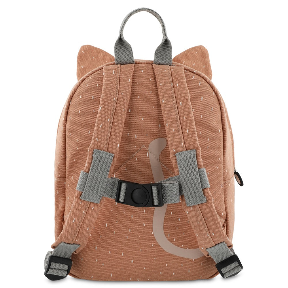 A backpack featuring a cat design, with adjustable shoulder straps, chest strap, big compartment, front pocket, and water-repellent cotton material. Ideal for kids aged 3 and up. Dimensions: 31 x 23 x 10 cm.