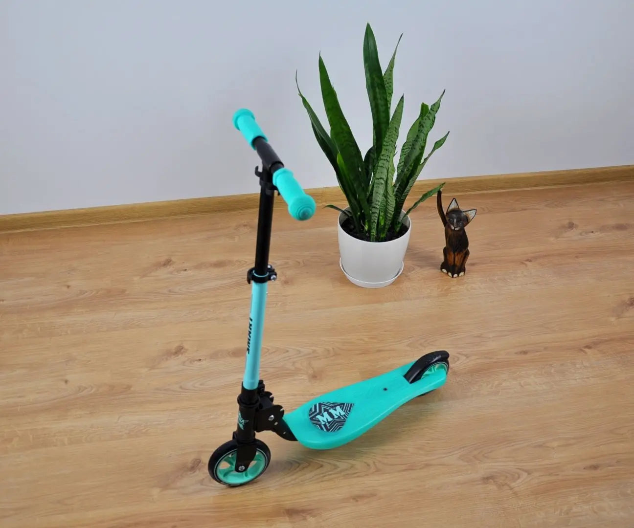 A lightweight and foldable Scooter SMART in green, featuring adjustable handlebars, ABEC-5 bearings, PU wheels, and a maximum weight capacity of 50 kg. Weighs 4.03 kg.