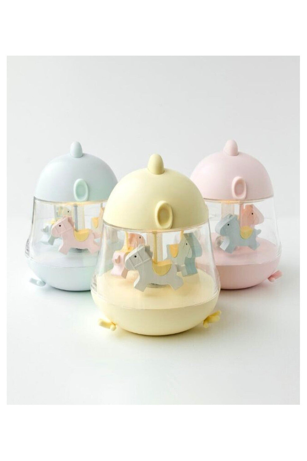 A toy carousel lamp with spinning horses and music box. Features include 7-color lighting, sleep mode, and micro-USB charging. Made of plastic and silicone. Dimensions: 15.4 x 12.6 x 11.4 cm.