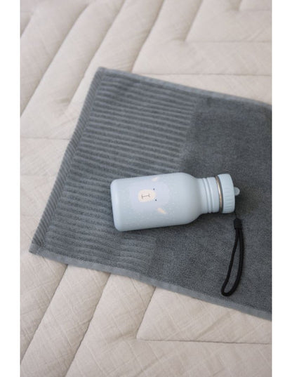 Stainless Steel Bottle 350 ml - Mr Alpaca on towel, white with cartoon character. Durable, leak-proof, kid-friendly design. Ideal for outings. Stainless steel body, PP cap, PES string. Dimensions: 15.5 cm x 6.5 cm.