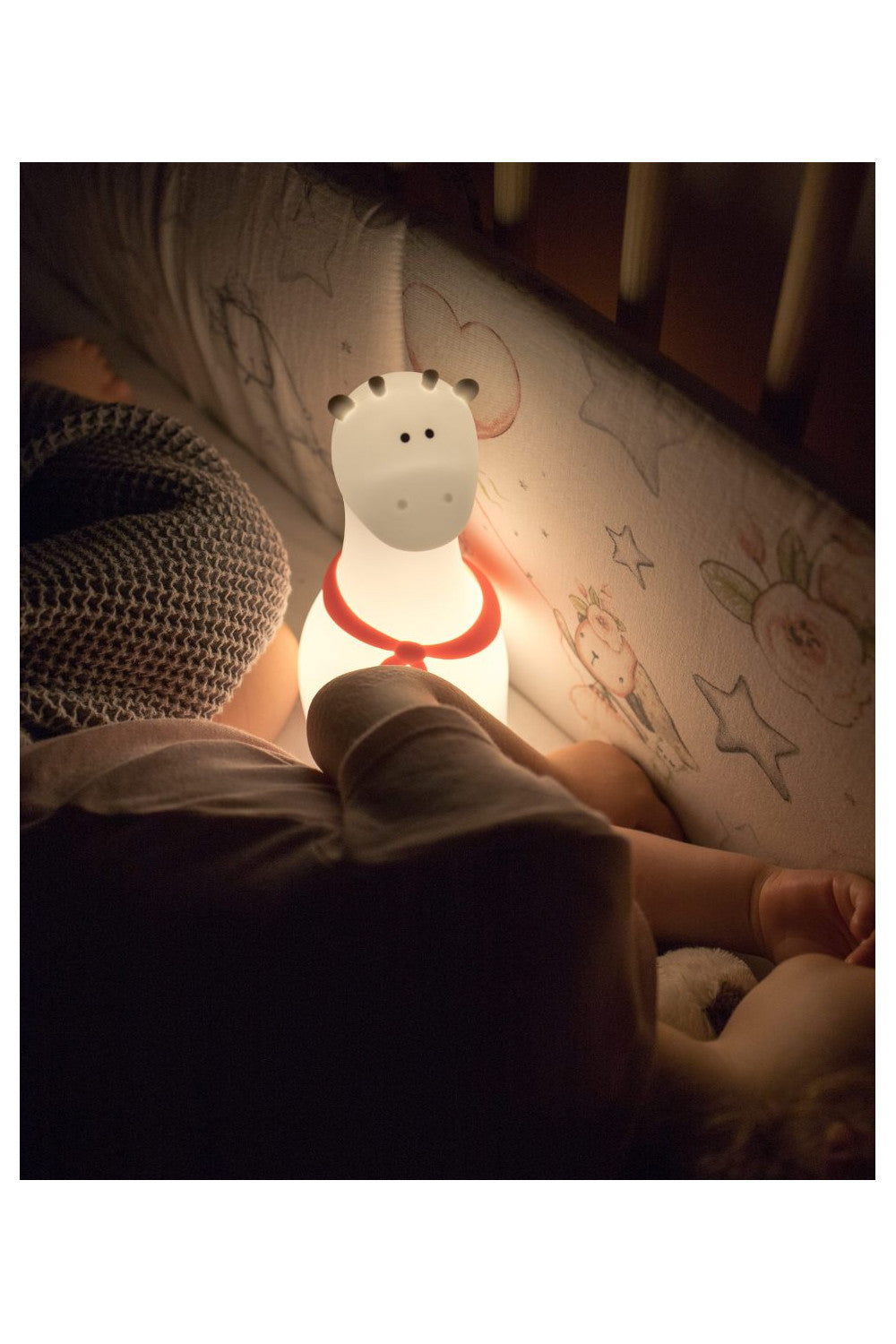 A white Giraffe Silicone Lamp, soft to touch, lights in 7 colors, with USB charging, safe for kids, and auto-off feature. Dimensions: 19.7 x 9.2 x 8.4 cm.