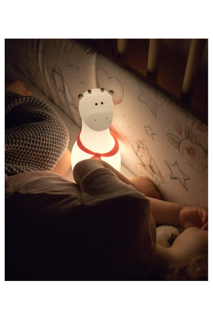 A white Giraffe Silicone Lamp, soft to touch, lights in 7 colors, with USB charging, safe for kids, and auto-off feature. Dimensions: 19.7 x 9.2 x 8.4 cm.